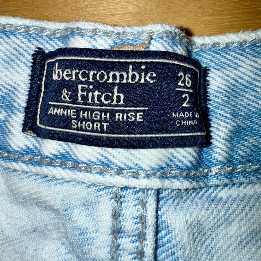 Abercrombie & Fitch Annie High Rise Shorts in Light Wash - Picture 3 of 8